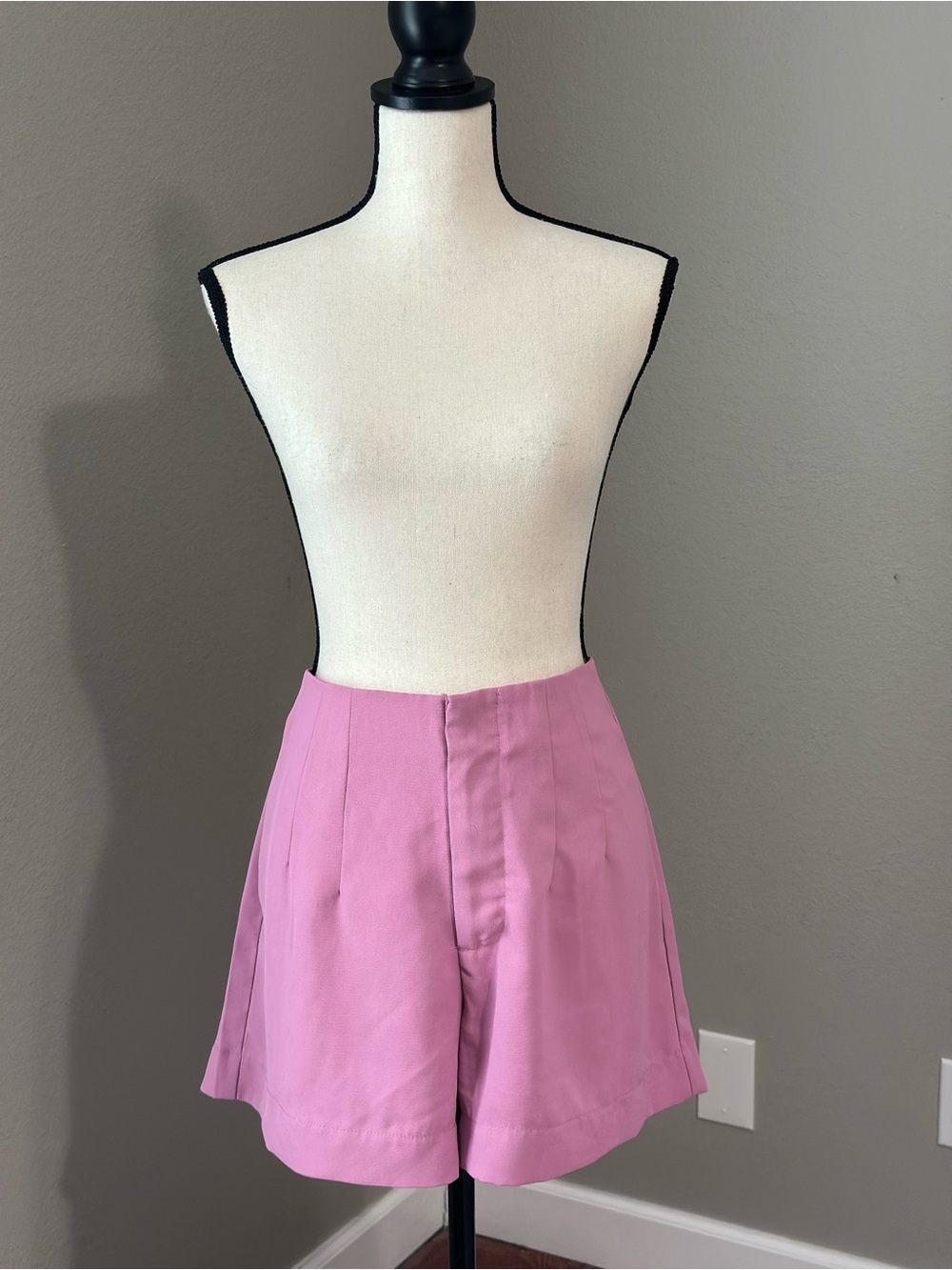 Bubble gum pink high-waisted pleated high waisted shorts